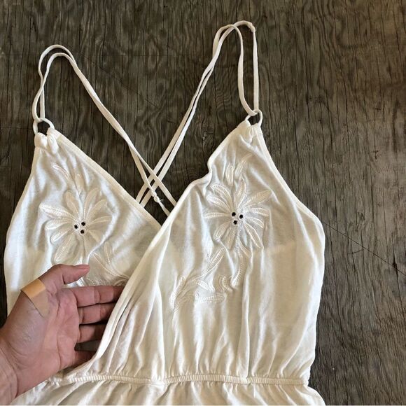UO KIMCHI BLUE / NWT /‎ White Embroidered Wrap Strappy Tank Top / Sz M - Picture 2 of 4